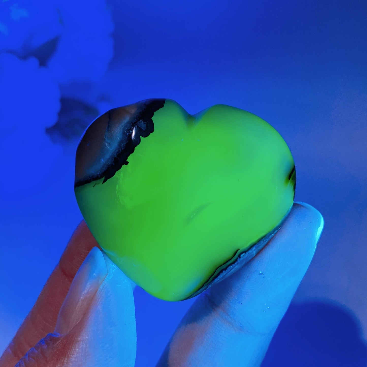 4cm UV Reactive Volcanic Agate Heart Carving Crystal Healing Bulk Wholesale